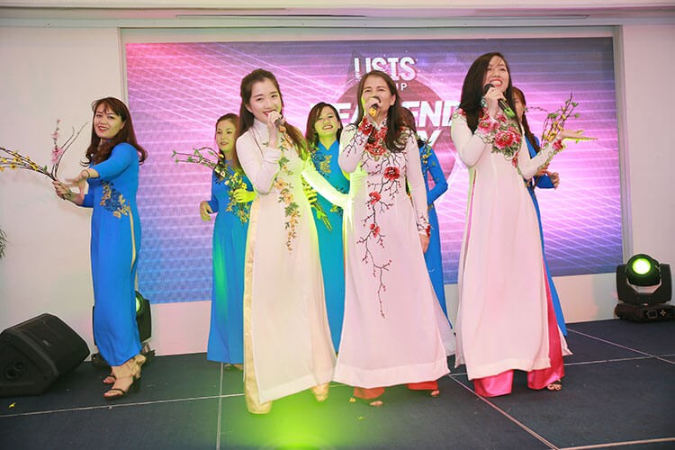 Nhóm ca nữ P.Công Chúng đến từ VP USIS Group TP.HCM vui tươi với ca khúc Như Hoa Mùa Xuân